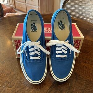 Men’s Vans Classic Lace Up canvas Sneakers